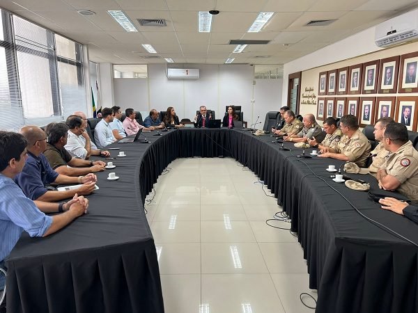 Comissão reúne gestores, clubes e federação para tratar sobre estádios