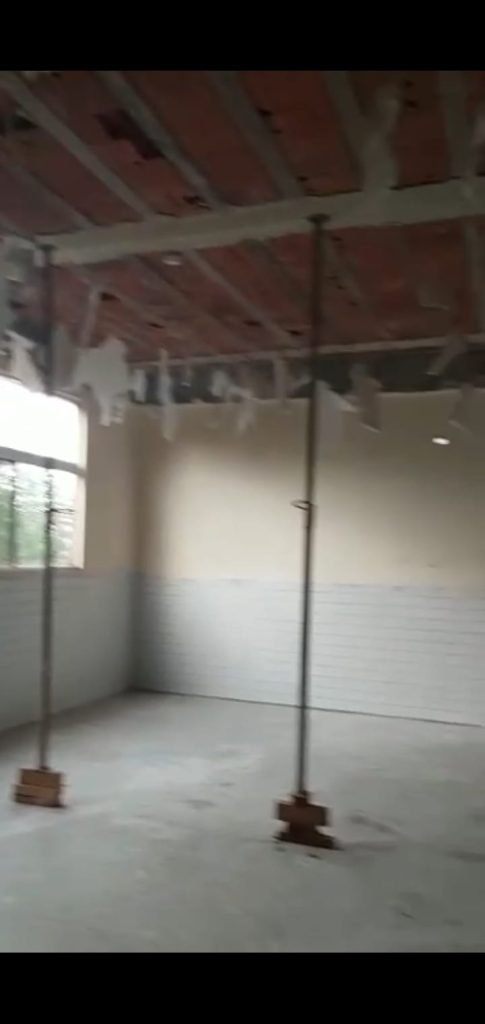 ABSURDO – No litoral da Paraíba, “escoras de madeira” sustentam teto de escola para receber alunos. VEJA VÍDEO