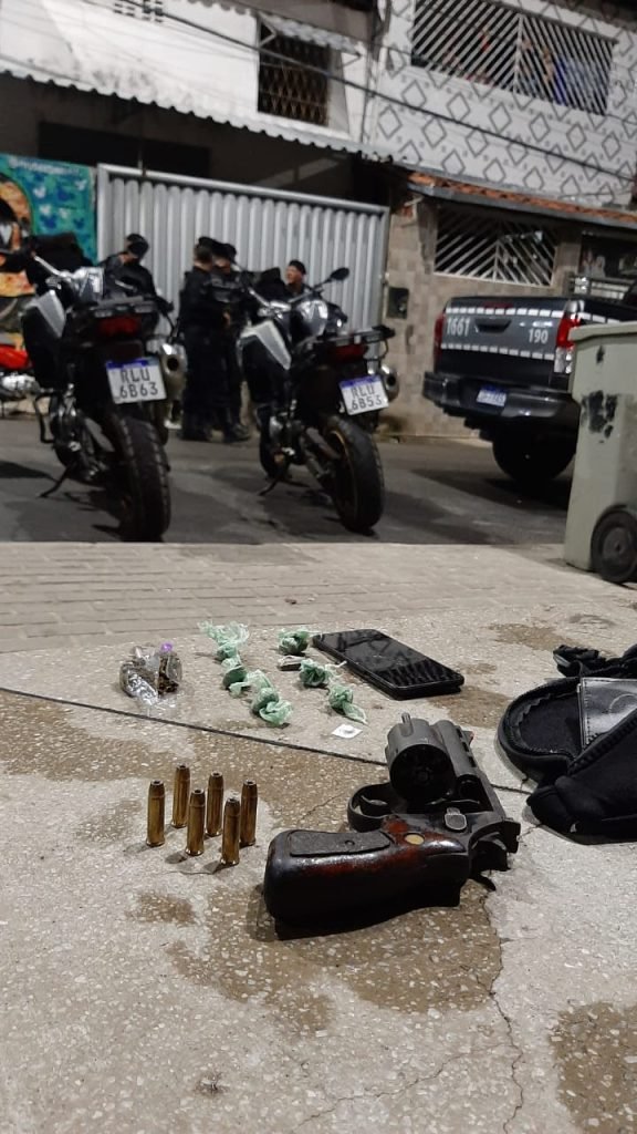 Polícia Militar prende acusados com arma de fogo e drogas durante festa na Capital