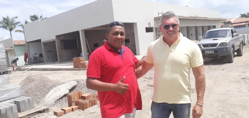 Julian Lemos vai a Lucena, inspeciona obras do Mercado Público, critica ex-gestão de Marcelo Monteiro de “agressiva” e diz acreditar que Léo Bandeira faz um grande mandato