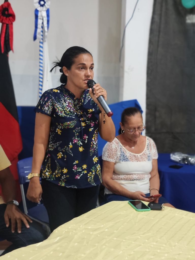 Vereadora de Lucena se emociona mais uma vez, ao voltar à escola onde estudou, para homenagear aluno