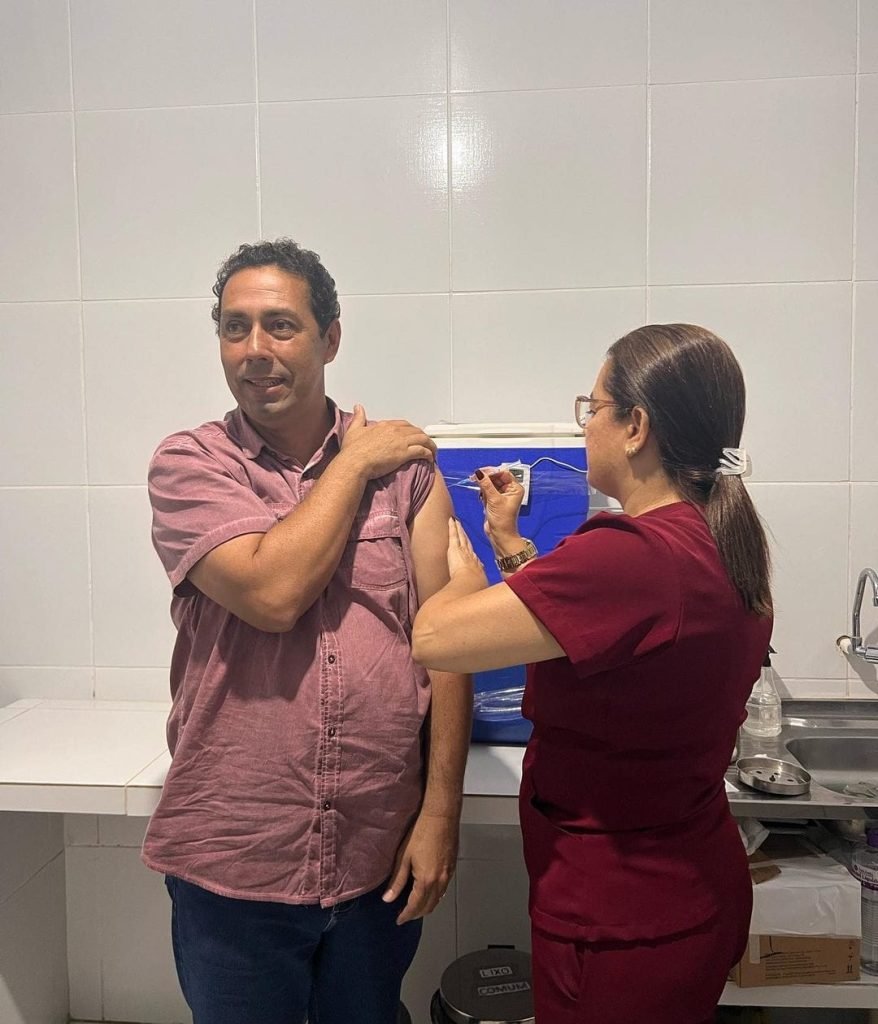 Prefeito Léo Bandeira toma vacina em posto de saúde e manda recado para população de Lucena: “É preciso estar em dia com a vacinação”