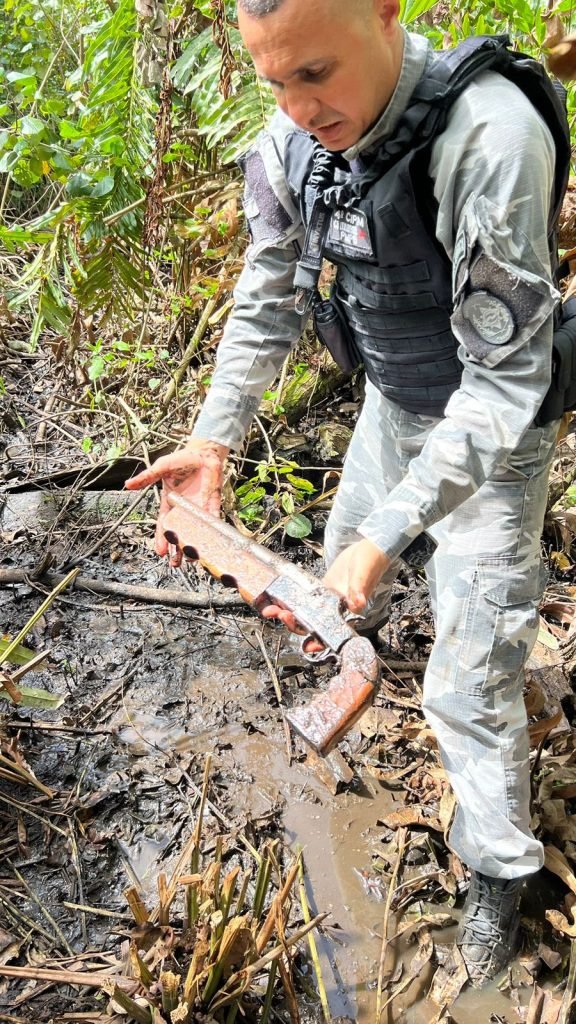 Polícia faz incursão em manguezal e apreende arma e 80 porções de drogas em Bayeux
