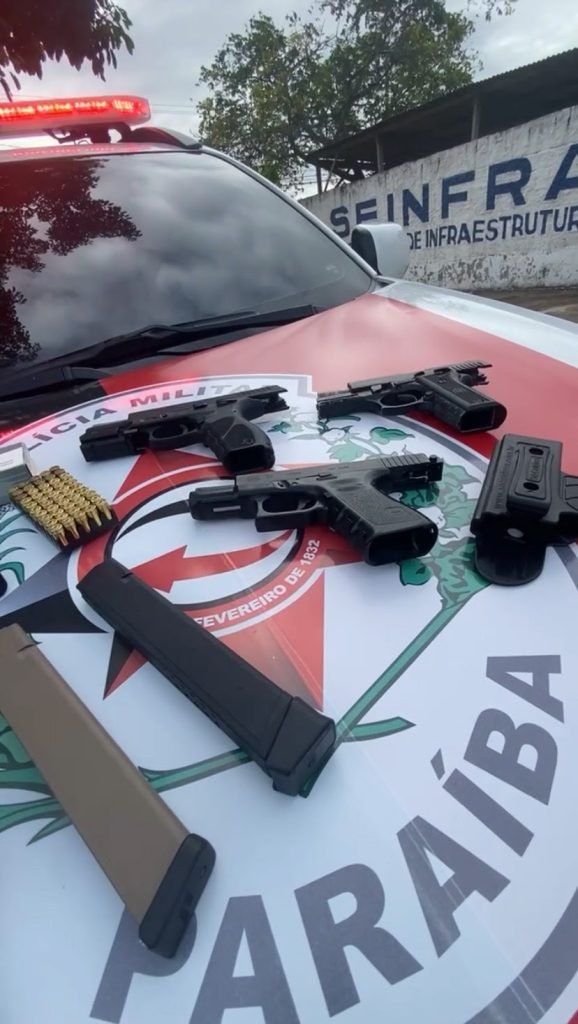 Polícia Militar prende acusados de homicídio e roubo em Cabedelo, e apreende quatro armas de fogo de criminosos