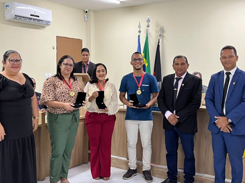 Sessão Solene homenageia professores com medalha de honra ao mérito educacional “Professora Edna Honório Monteiro”