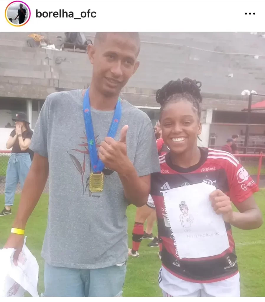 Um campeão especial: craque do título do Flamengo, Darlene dá medalha a torcedor na Gávea