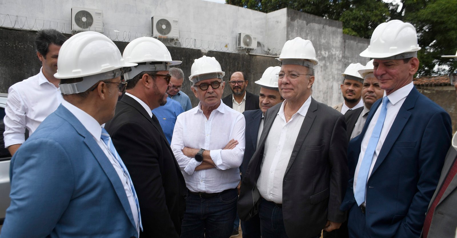 Vereadores, prefeito e secretários municipais visitam obra da nova sede ...