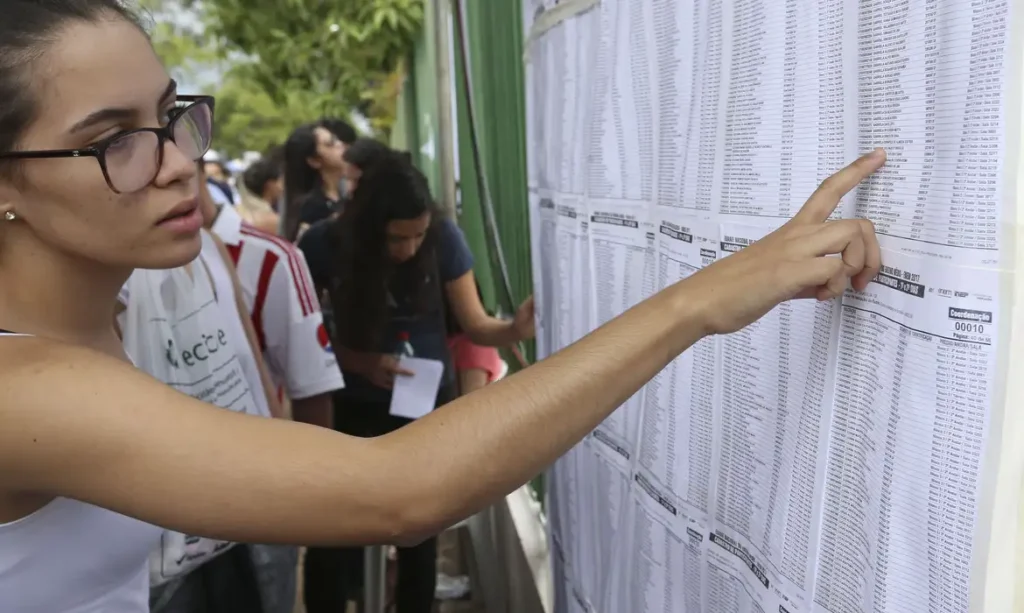 Estudante Confere Lista Do Enem Foto Valter Campanato Arquivo Agencia Brasil 2