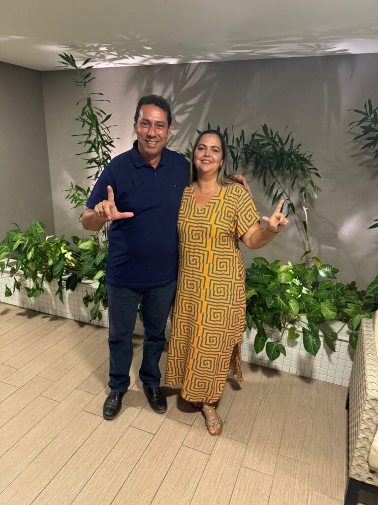 Renata Falcão, filha do ex-prefeito Antenor Falcão e irmã do ex-prefeito Davi Falcão, anuncia pré-candidatura a vereadora e apoio à reeleição do atual prefeito de Lucena, Léo Bandeira