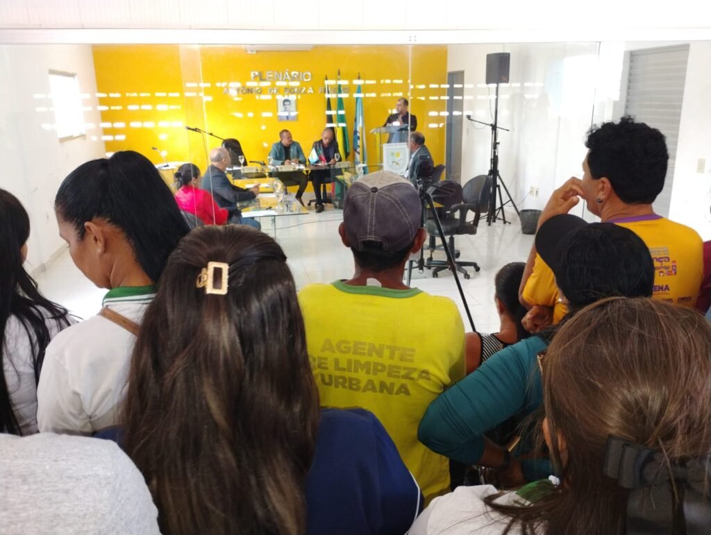 Vereadores de Lucena não aguentam pressão da população e presidente é obrigado a paralisar sessão que discutia aprovação de dotação orçamentária para pagamento de salários dos servidores