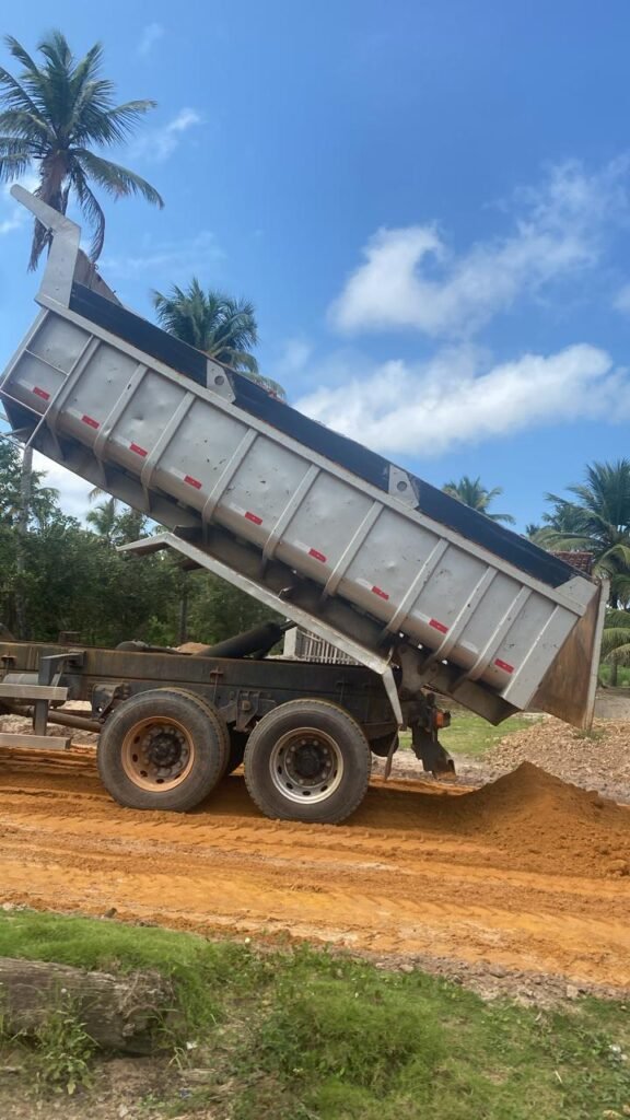 MAIS UMA – Oposição não aceita que prefeitura faça melhorias na zona rural de Lucena e vai a Sudema para impedir aterros nas estradas