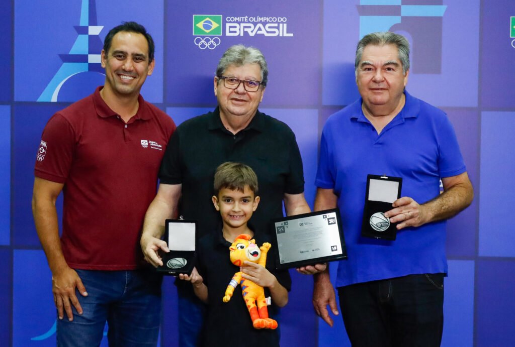 Governador participa de premiação a atletas e recebe homenagem pelo apoio aos Jogos da Juventude