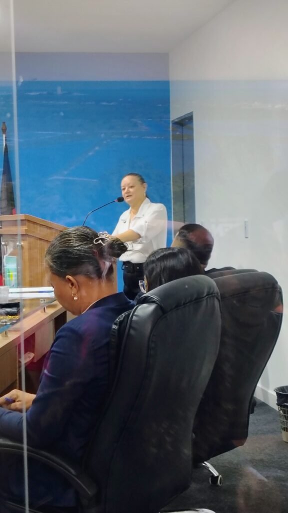 Ângela Valquíria vai à Câmara de Vereadores e tira dúvidas referentes a Educação do Município de Lucena