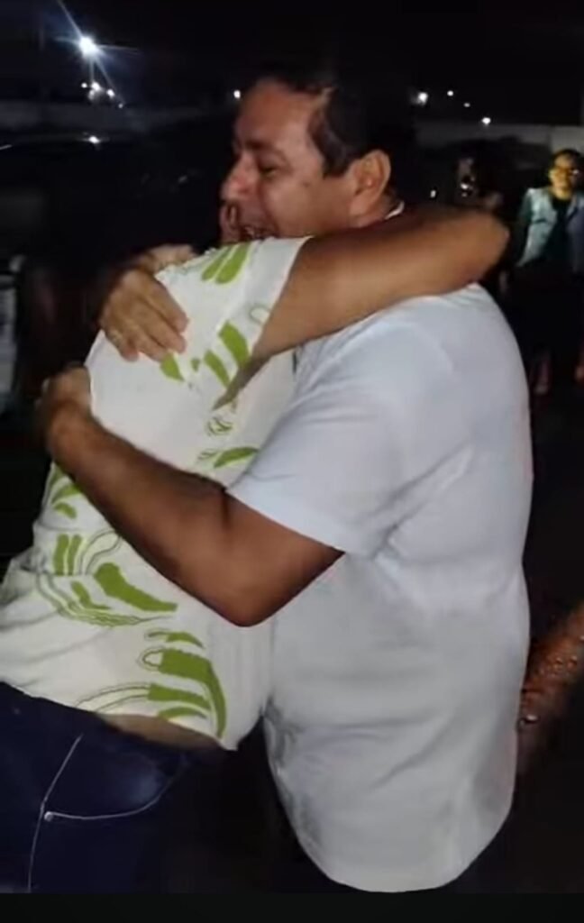 VEJA VÍDEO – Prefeito de Lucena é recebido com muita festa pela população, depois que TJPB determinou a suspensão do processo de cassação que tramitava na Câmara Municipal