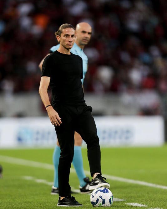 Filipe Luís detona Pedro após vitória do Flamengo: ‘Atitude lamentável, beirou o ridículo’