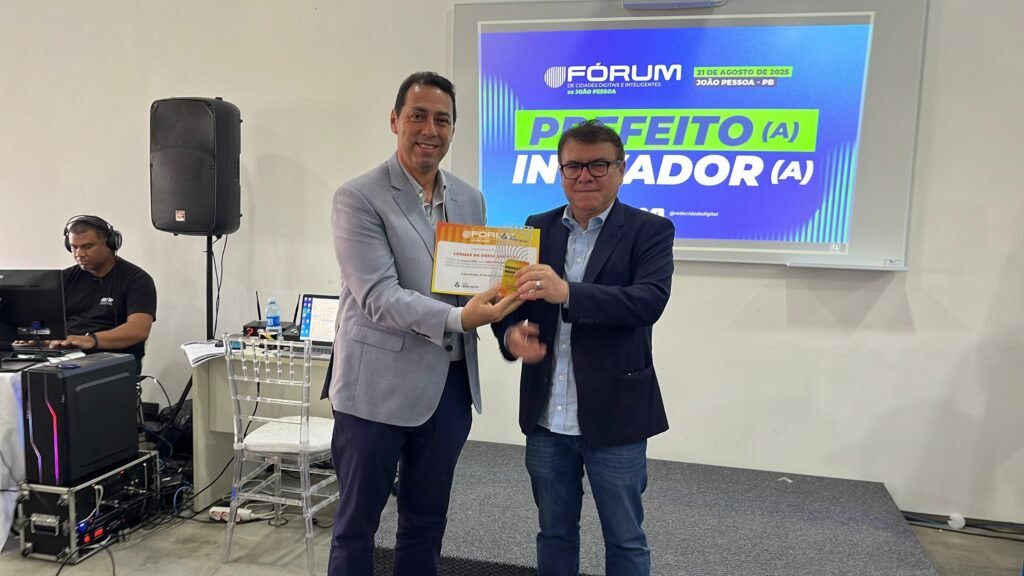 PREFEITO INOVADOR – Léo Bandeira recebe prêmio de reconhecimento por avanço na Educação Tecnológica em Lucena – VEJA MOMENTO DA PREMIAÇÃO