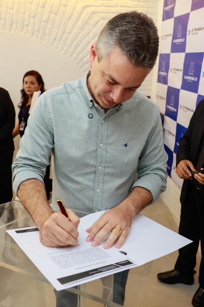 Prefeito André Coutinho reforça compromisso com a saúde e assina ordem de serviço para construção de moderna UBS na comunidade Stephanie Palhano, no Recanto do Poço