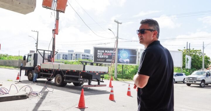 André Coutinho acompanha instalação de nova iluminação em viadutos para melhorar a segurança de motoristas em Cabedelo