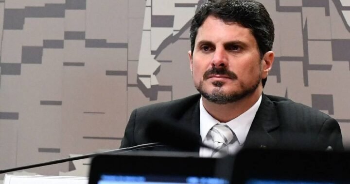 Senador Marcos do Val é levado para colocar tornozeleira eletrônica