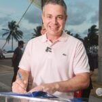 André Coutinho anuncia antecipação da 2ª parcela do 13º salário e pagamento já está nas contas dos funcionários, da Prefeitura de Cabedelo