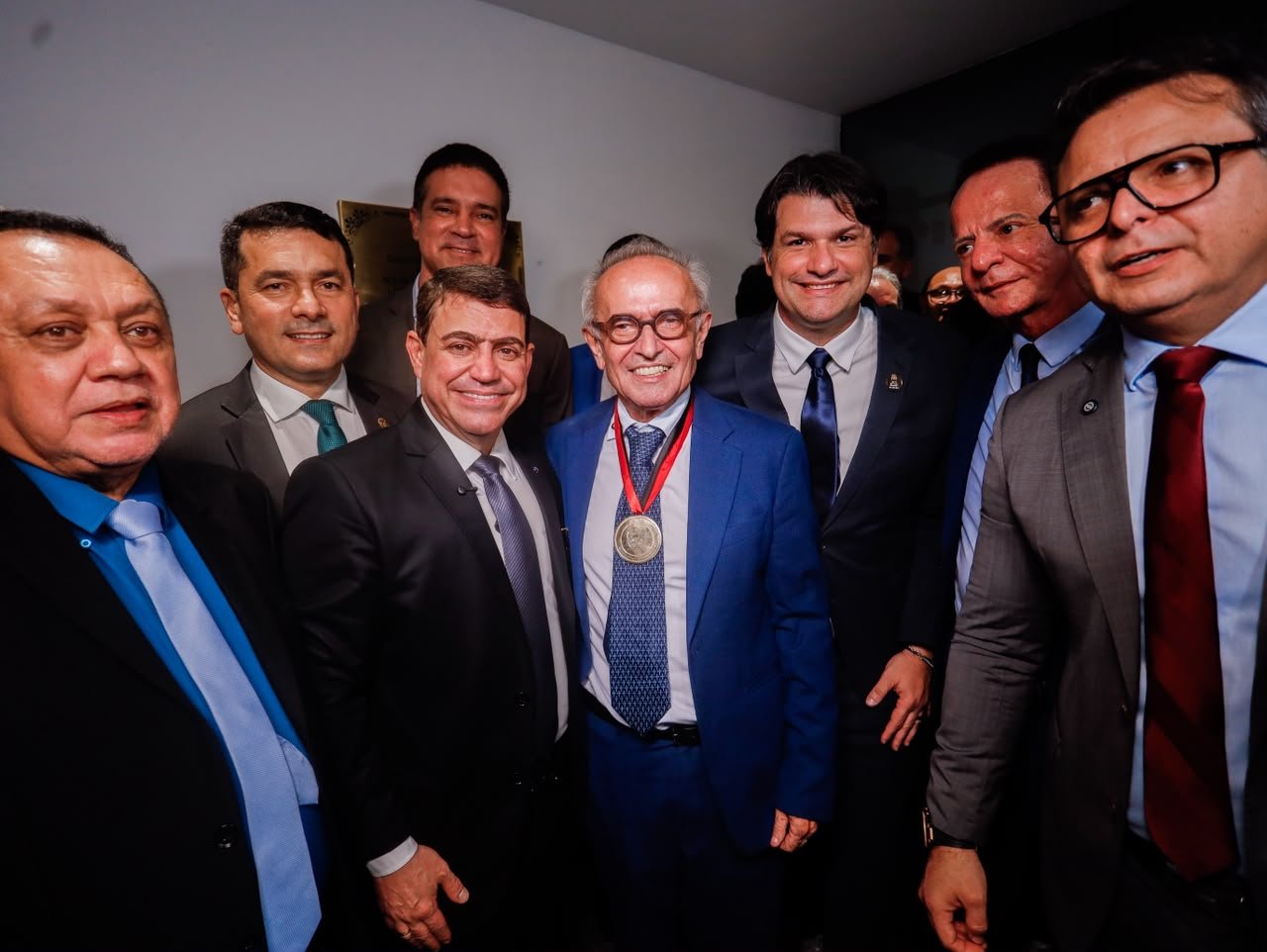 Câmara Municipal concede medalha Cidade de João Pessoa a Cícero Lucena durante inauguração da nova sede