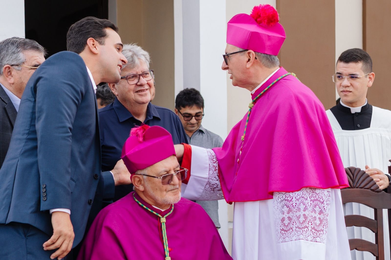 João Azevêdo prestigia posse de novo bispo de Guarabira e destaca investimentos para fomentar o turismo religioso